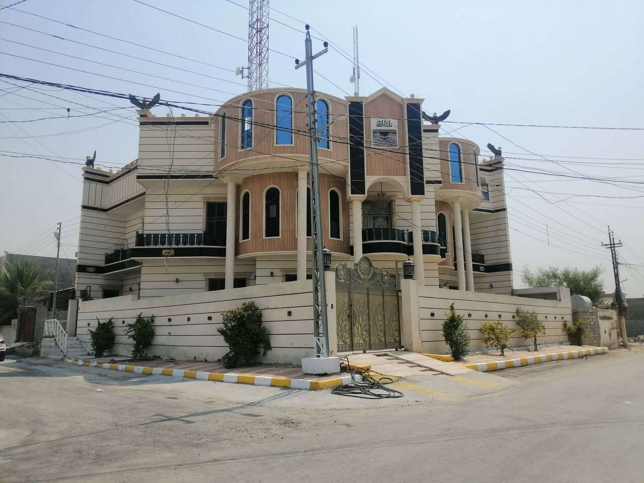 فله للبيع في الفلوجه خلف مجمع الرحاب شارع 10 ب15 مساحه 600 بناء حديث نقوش مغربي  طابوق ملكي طابو زراعي سند يحتوي على 8 غرف نوم وصاله عدد 2  ومطبخ حار وبارد عدد 2 واستقبال وهول وارضيه كاشي مرمر وكهرباء طوارئ وانترنت 24 ساعه مجانا يحتوي على 2 برج اتصال وانترنت وبي وارد سنوي ويحتوي على محميه حيوانات
السعر 390 مليون بيع او مراوس في مزرعه 
للإستفسار مراجعه مكتب القمه للعقار او الاتصال على الأرقام التاليه
***********
***********
