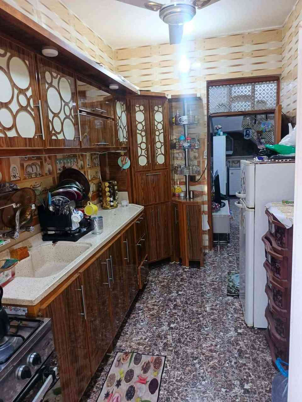 السلام عليكم بيت للبيع مساحه ١٢٥ متر في قضاء الاحرار منطقة الكابينات يحتوي على غرفه نوم وصاله ومطبخ واستقبال وصحيات داخليه وخارجيه خدمات كامله للاستفسار اتصال رقم أو وتساب***********
