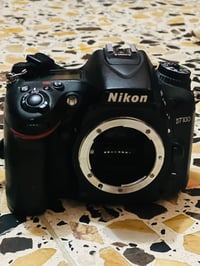 للبيع كامرة  بدي نيكون D7100  نظافة كلش كلش حلوه  ملحقاته ( بطارية - ر...