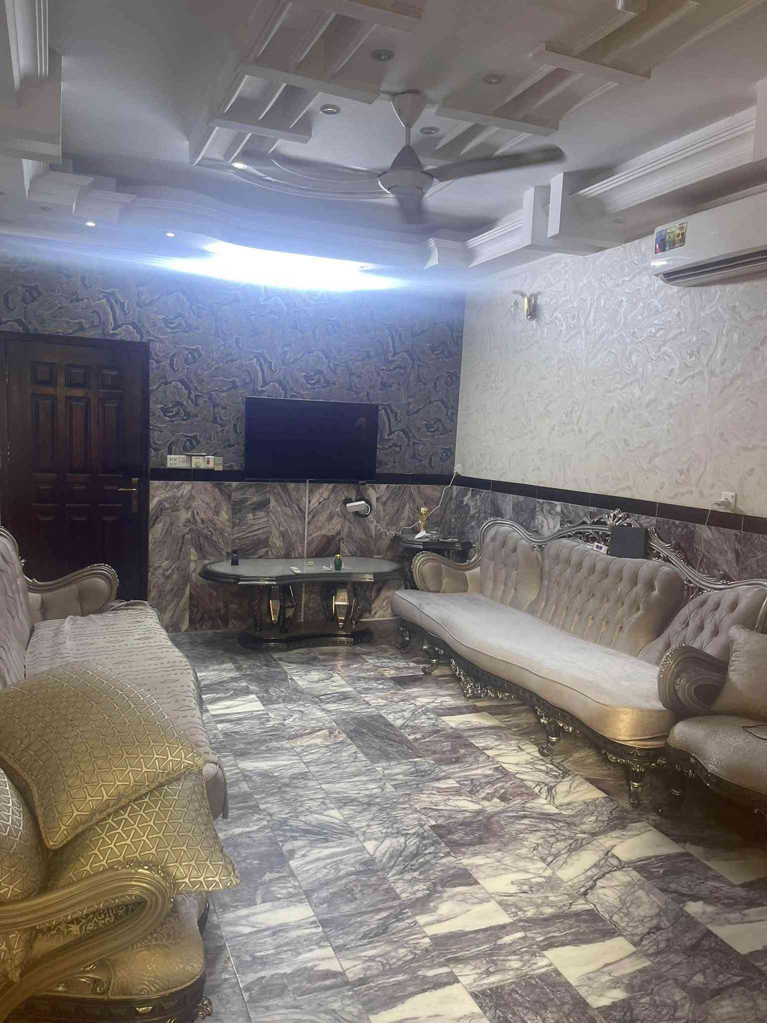 للبيع مشتمل مسلح نظيف جداً اربع طوابق المساحه 88 متر واقع حال 90 الواجهه 5،30 والنزال 16،5واقع حال 17 متر يحتوي الطابق الاول على مدخلين استقبال ومدخل للهول الحولي ومطبخ معزول وخدمات ومنور والطابق الثاني غرفتين نوم وخدمات والطابق الثالث غرفتين نوم وخدمات والطابق الرابع بيتونه وسطحين الموقع شارع فلسطين محله 502 باحلى واهده فرع قرب شارع الحاسبه وقرب السوك قرب مدرسة المتميزات للبنات للاتصال *********** او *********** شركة الخيمه للعقار
