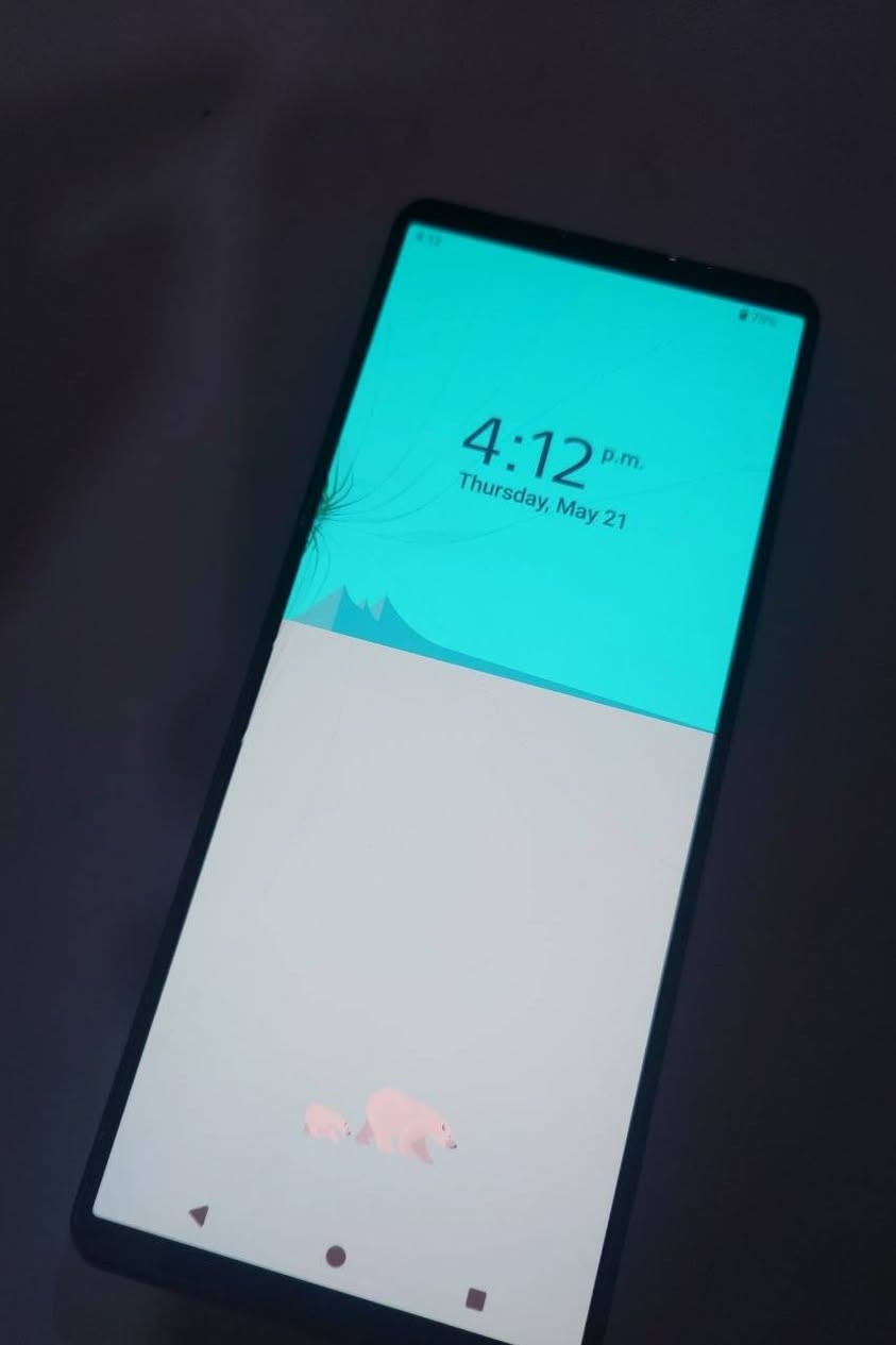 للبيع Sony Xperia 1 mark5.                                                                        شاشه بس بيه فطر و تمام .جهاز كلش نظيفة بس شاشه بيه فطر و ما بيه نقاط و اي شي ...جهاز ما مفتوح ابدا...جهاز ما مفتوحة و ما بيه شي سعره بس 225الف ما بيه مجال كفر لاصق بيه.                                                                              سناب دراغون Snapdragon Gen 2 ذاكره 256 عشوائية 12 مكاني بغداد شارع جميلة صناعية رقم موبايلي *********** بيه واتساب
