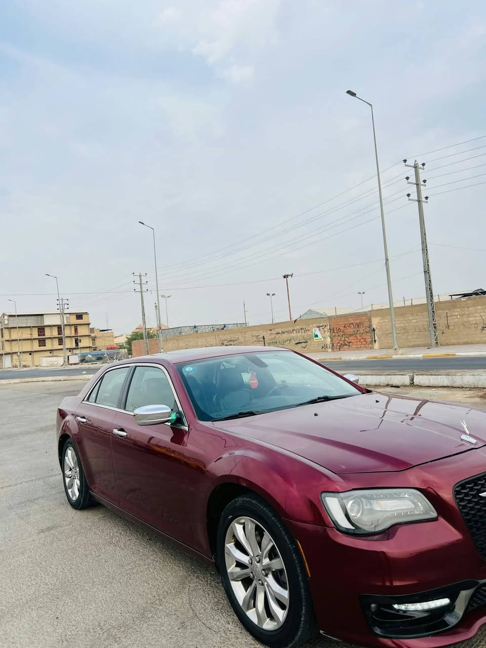 السلام عليكم ***********
اوباما كرزي c300 فول موصفات 

مديل 2016 اصل 
مواصفات كشنات تدفئه تبريد 
مري قلاب شاشه جبيره 
خزن مومري 
برده خلفيه

حادثهة جاملغ وبنيد امبدل من امريكا 
والباقي مكفول 

مكينه وكير مكفوله وحداديه جديده 

تبريد ونضمه السياره كلهة شغال 

رقم السيارة بغداد

مكان السياره كربلاء 

***********
