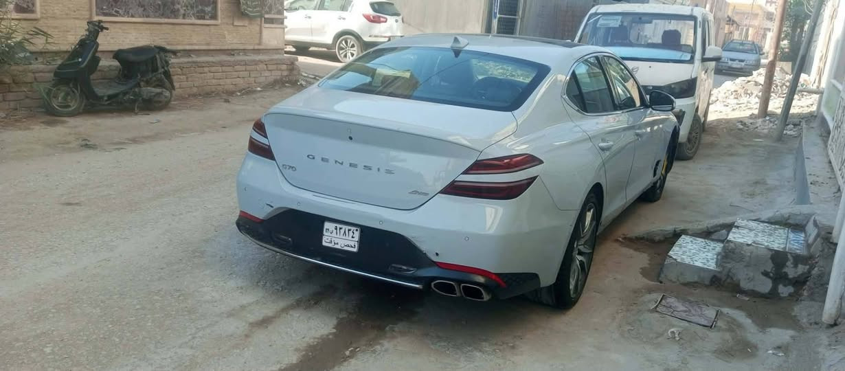 � للبيع – Genesis G70 2022
🔹 اللون الخارجي: إسمنتي مميز
🔹 50k
🔹 نظام الدفع: رباعي (AWD)
🔹 ناقل الحركة: أوتوماتيك
⭐ المواصفات:
 • محرك تيربو قوي أربع سلندر • نظام دفع رباعيه 
 • جنوط سبورت
 • نظام صوت Lexicon الفاخر
 • شاشة وسطية كبيرة + Apple CarPlay + Android Auto
 • عدادات نصف ديجيتال مع عرض الحساسات
 • مقاعد جلد مثقبة (تسخين)
 • تحكم كهربائي بالمقاعد+ 
 • بصمتين تشغيل (Smart Key)
 • كاميرا خلفية + حساسات أمامية وخلفية
 • أنظمة أمان متقدمة (نقطة عمياء – تحذير تصادم – مثبت سرعة ذكي)
📌 ملاحظات:
 • السيارة نظيفة جداً، استخدام خفيف
 • جاهزة للفحص

🔥 سيارة رياضية فخمة بمواصفات عالية جداً وحالة ممتازة
❗️وبسعر مناسب ب205 ورقه❗️  
للاستفسار. *********** واتساب 
مكان السياره ديوانيه
