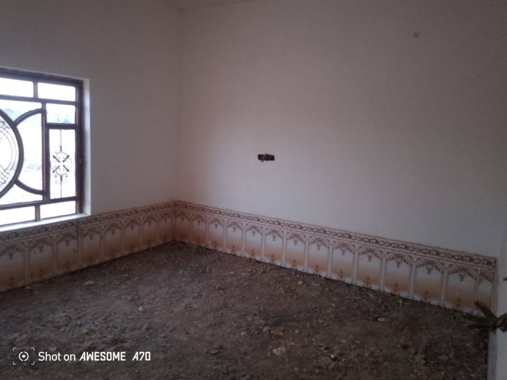 يالله 
بيت للبيع زراعي المساحه 200م بناء 
و60متر ترك  كامل 260م 
بيت بناء جديد بلوگ وعكادة 
يتكون من غرفتين وصاله وصحيات ومطبخ وديوانيه وصحيات خارجيه مع ساحه وسياج 
بيه نواقص قليله ارضيه وكهربائيات ربط 
وترتيبات تجي وتشوف بعينك 
مكانه طريق سوق الشيوخ فضليه قرب مدرسة الامام الباقر 
تقريبا 300متر عن الشارع العام اوقل شويه 
بيت مرتب وشغله حلو ومناسب 
سعره 42 وبيه مجال 
للاستفسار اتصال 
***********
