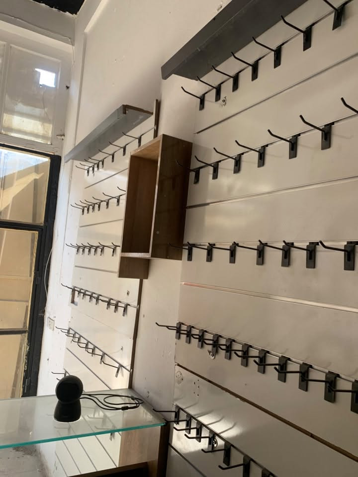بلوكات مستخدم شهر نضيف جدا قياس كامل بدون قص مكاني كربلاء شارع المدرسي يوجد توصيل جميع المحافظات القطعة الوحدة ٣٠ الف عدد القطع الكلي ٤ + فضلات ايضا ***********
