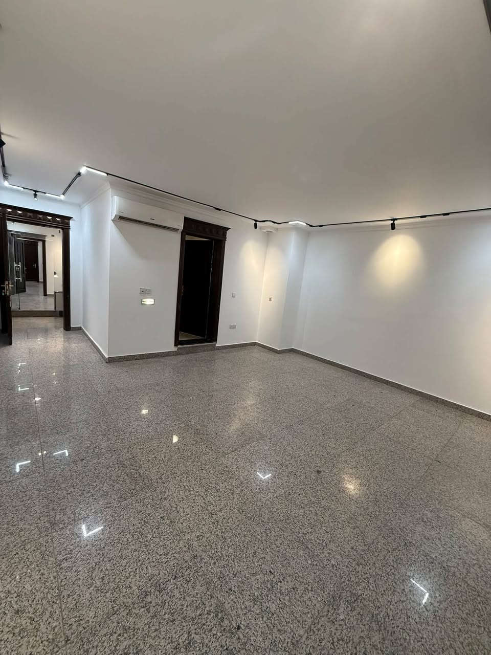 🔱 دار حديث لـلايـجـار في عرصات الهنديه  🔱

♦️ الـمــســاحــه :  180 مــتــر 

✨ للشركات  -  مكاتب تجاريه

🛑 يـحـتـوي الـدار عـلــى  : 

-  كراج  يتسع ل3 سيارات 

- صاله و غرف النوم عدد 4 وحمامات عدد 6 

- مطبخ حار ومطبخ بارد مجهز بسبالت

- بـدل الايـجـار سـنـوي حـصـراً عـنـد الاتـصـال 

#المهندس_عمر_الزيدي  ☎️

***********   -    ***********

- نـسـتـقـبـل كـافـه العروض التجاريه والسكنية في الكراده والجادريه والعرصات الهندية 
#ايجار
#كراده
#شركات
#منازل

- عنوان الشركة دار السلطان في العرصات الهندية مجاور فندق بلوم
