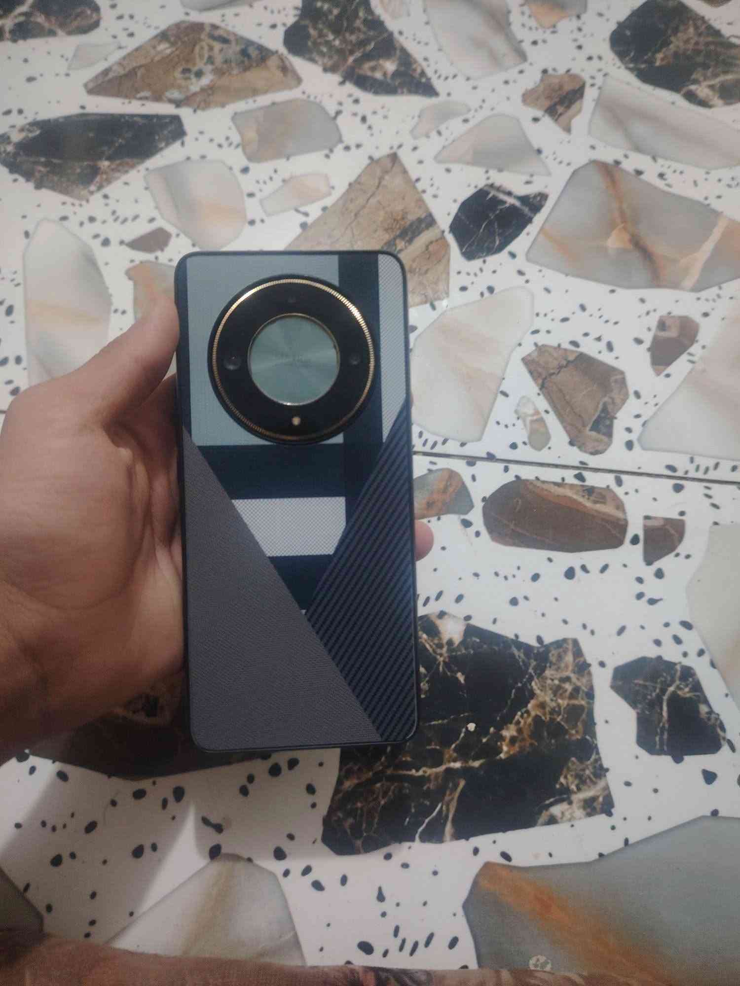 هونر إكس 9بي 
ذاكرة 256 رام 20 ببجي 60 سلس 
نضيف 
بي كسر بل شاشه مايثر شي وصوت مابي فقط السماعه الداخليه شغاله
سعر 170 بي مجال يعجبك اعبر
