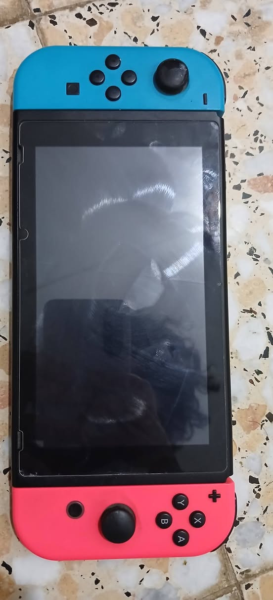 نتيندو سويج ويا رام اصلي ١٢٨ كيكا  وجوستكات  اضافي وقاعده مالجوستك
بس هاذا الشي الي يعرض عل شاشه ما ويا ضايع 
اريده ب ١٥٠ 
مكاني ديوانيه وماعندي توصيل    ***********
