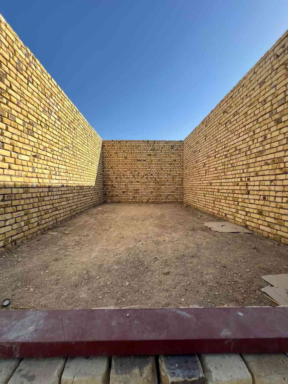 السلام عليكم .دار هيكل غير مسقف  زراعي للبيع .العنوان .الحمزة الغربي .ربيانه .شارع حجي شاكر .المساحه 300م مربع ..تتكون من غرفتين نوم واستقبال ومطبخ حار وبارد وصاله وصحيات خارجيه وداخليه..بناء نضيف طابوق ...السعر مناسب جدا سعر قطعه ..السعر 36 وبيه مجال شي بسيط للشراي ...للشراء تفضل خاص او اتصل ب ***********
