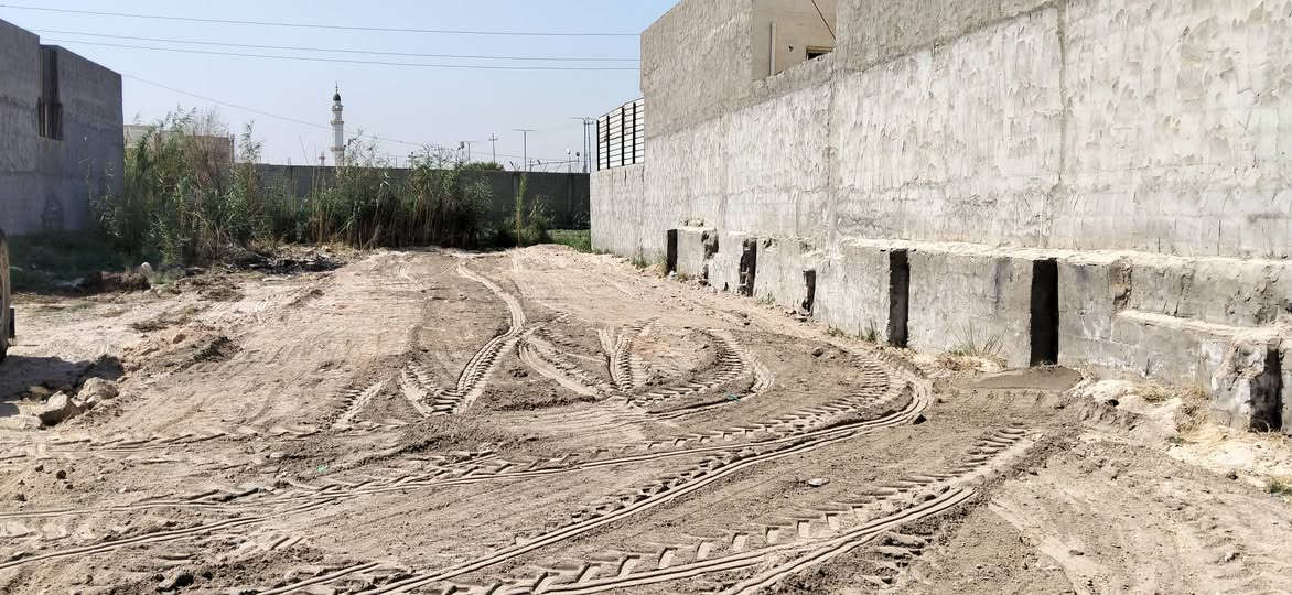 السلام عليكم قطعه ارض للبيع في منطقه الازركيه قرب محطه الماء مساحه القطعه 300/// 7.50×40 نوع المولك طابو زراعي سند 25 تبعد عن الفلوجه 3 دقائق السعر 40 وبيه مجال بصيط شباب مامتواجد عل فيس اتصل ع رقم ***********///***********
