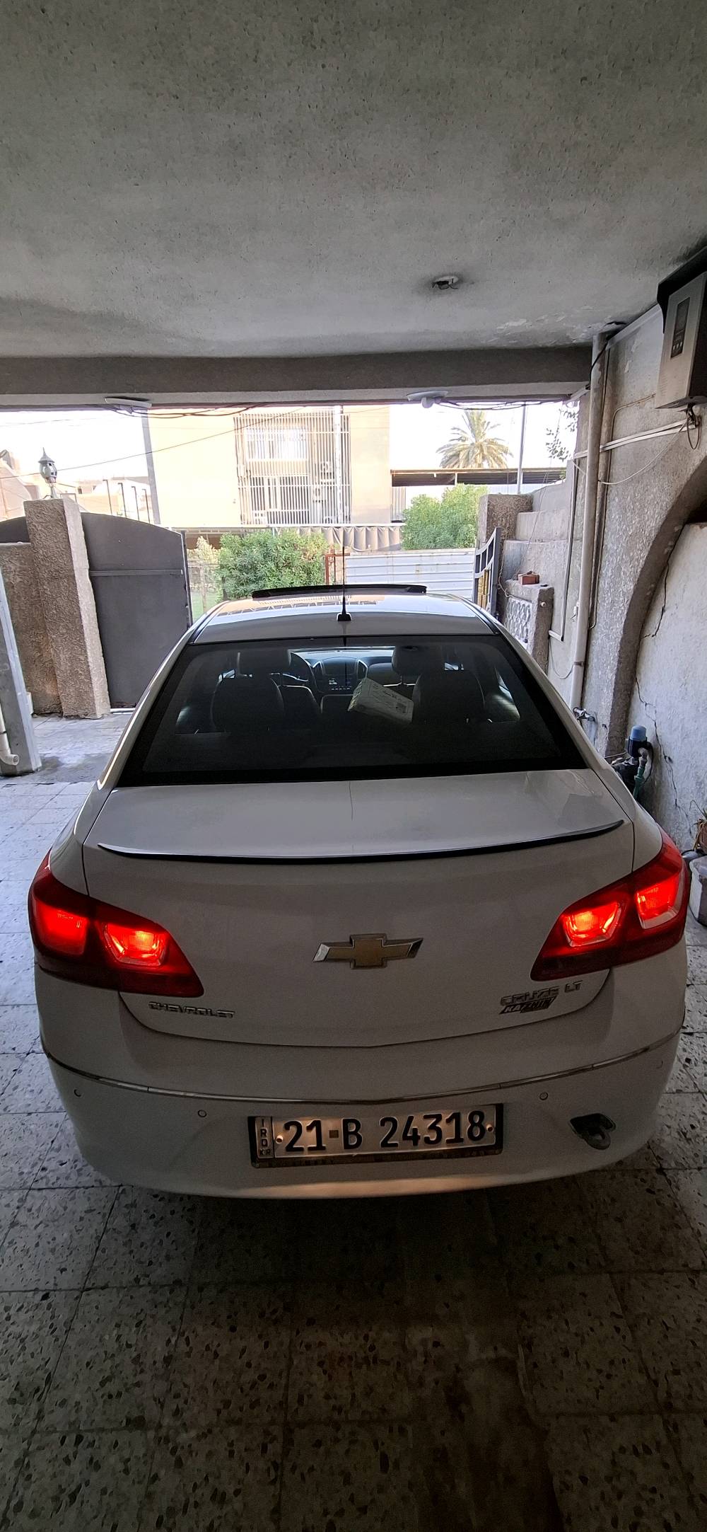 شوفر ليت كروز   فول  ٢٠١٦ 
خليجي السيارة جاهزة من كلشي رقم سليمانيه باسمي مكانها بغداد والسونار موجود بالصور 
رقمي ***********
شنو فئة الكروز بالضبط؟ يعني LT لو LS لو غير فئة، وشنو سعة المكينة/القير؟: 
 محرك 1800 LT
شكد ممشايتها الفعلي، وهل عدها صيانة حديثة أو تبديل قطع مهمّة مثل الزيت، الكلاتش/الكير أو البطارية؟: 
140
هل السيارة بيها أي صبغ/رش/حوادث أو ضربات سابقة غير مذكورة، وإذا نعم وين مكانها؟: 
جاملغ صبغ
شنو وضع المكيف، الماكينة، القير، والعفشة؟ هل كلشي شغال طبيعي وما بيه أصوات أو ملاحظات؟: 
مكينه كير تبريد دواخل كلها نضيفة
مكان المعاينة وين بالضبط ببغداد، وهل السعر قابل للتفاوض لو ثابت؟: 
بغداد .. الدورة 