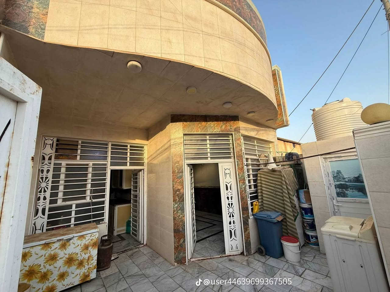دار للبيع مساحه ١٣٠ متر حي الجمعيه خلف شارع الوائلي 
شارع ١٠ مفتوح عله شارع ٢٠ قرب متنزه الأرجوان 
طابق ونص غرفتين نوم مال جناي نضيف البيت 
للاستفسار ***********
