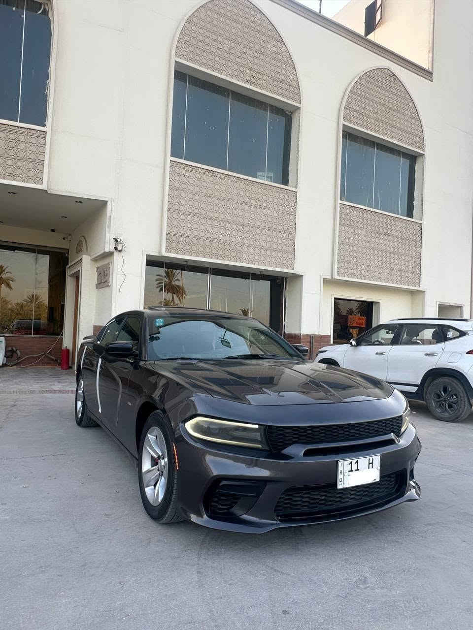 السلام عليكم جارجر 2017 sxt  اصل فول مواصفات سلايت كلين تايتل مكفوله من الحادث والصبغ والتبديل فقط بارد مكانين وشخطين عينه 260  رقم بغداد تحويل مباشر تو ويل اصل محرك 3600 مكفول 
فول مواصفات فتحة سقف سلايت روف بصمه تشغيل وابواب لايت زنون نظام ايكو تقليل صرف الوقود
مثبت سرعه كروز دبل كزوز 
-كشنات حضن كنتاره وجلد  ستيرن كهرباء تدفئه تبريد 
حساسات خلفيه 
-ويل 18 اصلي (ماشيه. 86  ) حقيقي
تحكم ستيرن شاشة كبيره كامره دواره 
السياره جديده جدا مابيها اي نقص من كل النواحي 
السعر 188 بيها مجال بسيط *********** ومن الله التوفيق
