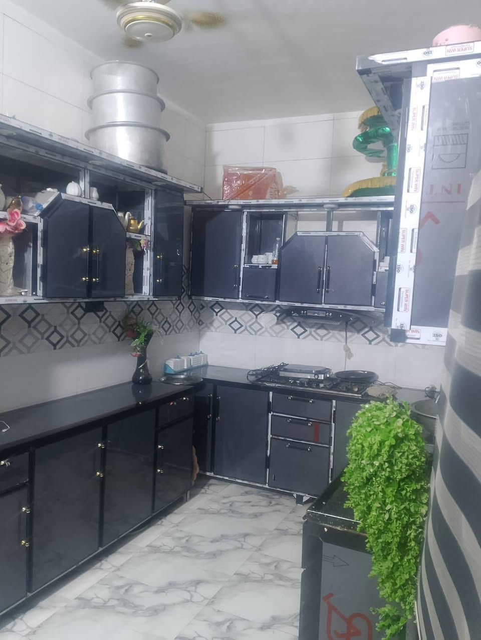بيت مساحه 120متر بلوك صب الاسكان صناعي قرب مدرسه الحريه فرعي بي غرفتين صاله مطبخ دوانيه صحيات خارجيه السعر 38 وبي مجال الشراي ***********
