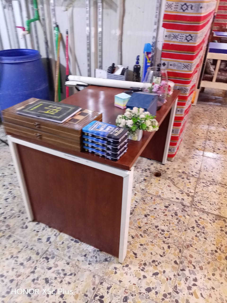ميز مكتبي نضيف كلش 
مكاني بصره 
سعر 80وبي مجال
*********** بي واتساب فقط
