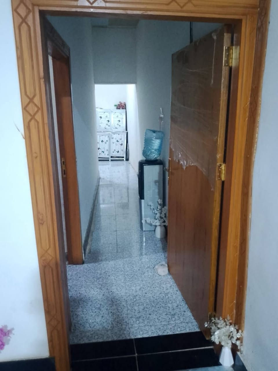 السلام عليكم يتوفر بيت للبيع مساحه 100متر طابو زراعي يتكون البيت من غرفه صاله مطبخ دوانيه صحيات داخليه وخارجيه بناء جديد العنوان ابو الخصيب حمدان قرب جامع التقوى كل الخدمات متوفره سعر البيت 65وبي مجال ***********
