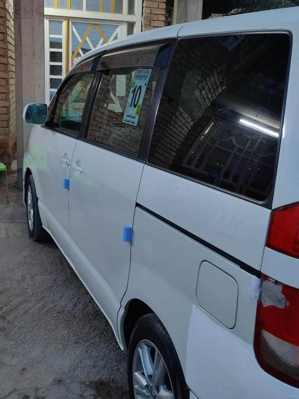 تويوتا نوها (Toyota NOAH) – خيارك  للعائلة والعمل!
​ سيارة تجمع بين الراحة المطلقة ، والمساحة الواسعة، والاعتمادية العالية ياباني 2004 اصل  اترايك وين ما يعجبك ،  ممتازة جداً للعوائل وتعتبر مشروعاً استثمارياً ناجحاً كـ "خط طلاب" للمدارس والجامعات.
​أبرز المواصفات:
​المحرك: 4 سلندر  (قوة واقتصادية ممتازين).
​الكير: أوتوماتيك.
الوقود: بنزين عادي.
​اللون: أبيض ملكي.
​السعة: 7 راكب 
​التكييف: تبريد 3 قطع ❄️ (توزيع مثالي للبرودة في أشد أيام الصيف).
​الأبواب: سلايد جانبية لسهولة الصعود والنزول.
​التقنيات والتجهيزات: نظام صوتي، نوافذ ومرايا كهربائية، إنارة أمامية قوية مع كشافات. زنون
مشروع وطني تحويل مباشر 
​ الكير والمحرك بالكارتون ، الحدادية جديدة باتري جديد تخم تايرجديد ، مكفولة كفالة عامة وبدون صبغ. 
​الملاحظات: توجد ضربة خفيفة جداً تحت فوهة البنزين فقط.
​المعاينة: حالة السيارة ممتازة والواقع أفضل برهان بعد الفحص والمعاينة.
​معلومات البيع والتواصل:
​الموقع: الناصرية – الغراف
بصرة _ ياسين خريبط 
​السعر: ٨٥ ورقة وبية مجال 
​للتواصل والاتصال أو الواتساب: ***********
