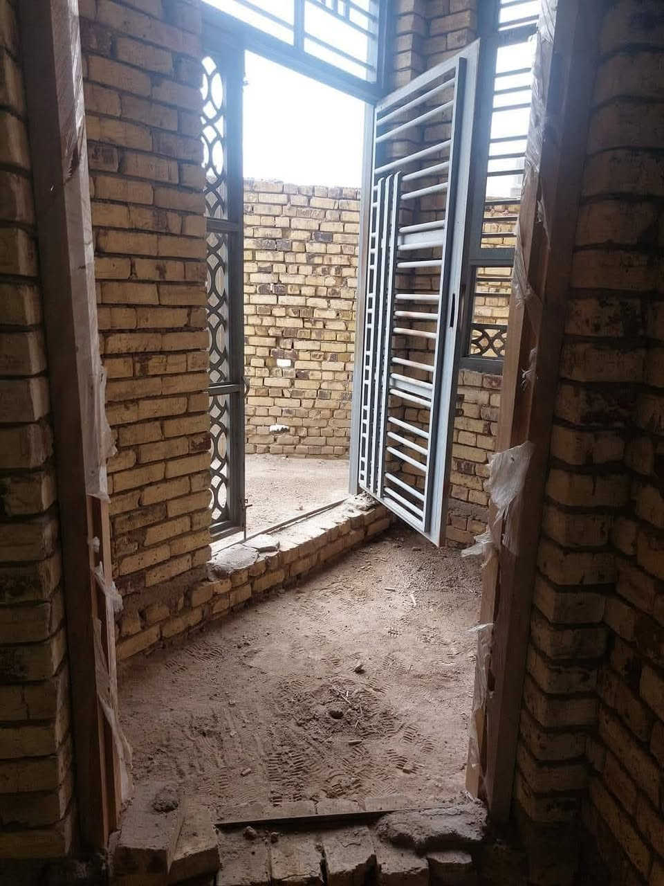🏠 للبيع هيكل دار — طابو صرف

📍 الموقع: خلف تقية الطيارين
📐 المساحة: 180 م²
🏡 ركن على شارعين
✨ بناء حديث

🔹 الطابق الأرضي:
• صالة
• مطبخ
• استقبال
• كراج
• حمامات داخلية وخارجية
• غرفتين نوم
(بيت بي فضله) 

🔹 الطابق الثاني:
• غرفتين نوم
• صالة
• سطحين
• حمامين سويت داخل الغرف

📄 طابو صرف

📞 للاستفسار والاتصال:
***********
