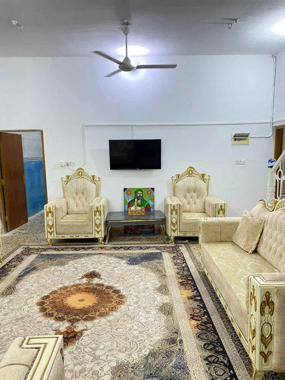 السلام عليكم
بيت للبيع مساحة 200م طابقين تحويل بلطابو ب اسمك 
منطقة الكوت الجديدة بداية شارع الاقواس ركن على شارعين قرب ثانوية الابرار الاهلية بلضبط اول بيت بشارع الاقواس 
يتكون الطابق الاول من غرفة ومطبخ وهول كبير واستقبال وصحيات 
الطابق الثاني غرفتين ومطبخ وصحيات وهول 
البيت جاهز ب الكامل يعني كلشي ماتصرف علي 

علما يحتوي البيت على محل وبرج انترنت مؤجر شهريااا 

للاستفسار الاتصال على الرقم *********** 
او خاص 
اسف على الاطالة ❤️
