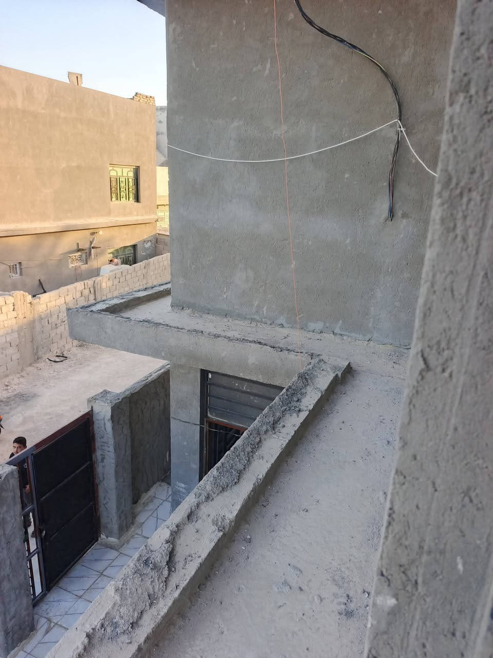السلام عليكم دار سكن جديد صرف زراعي ٣٠٠ م كونكريت طابقين والطابق الثالث غرفة واحدة تحويل مباشر بين البائع قرب الجزاىر  السعر ١٥٠ ماليون وبيهة مجال قرب مخازن بيت مرجان حي الكاظم  *********** يوجد واتساب
