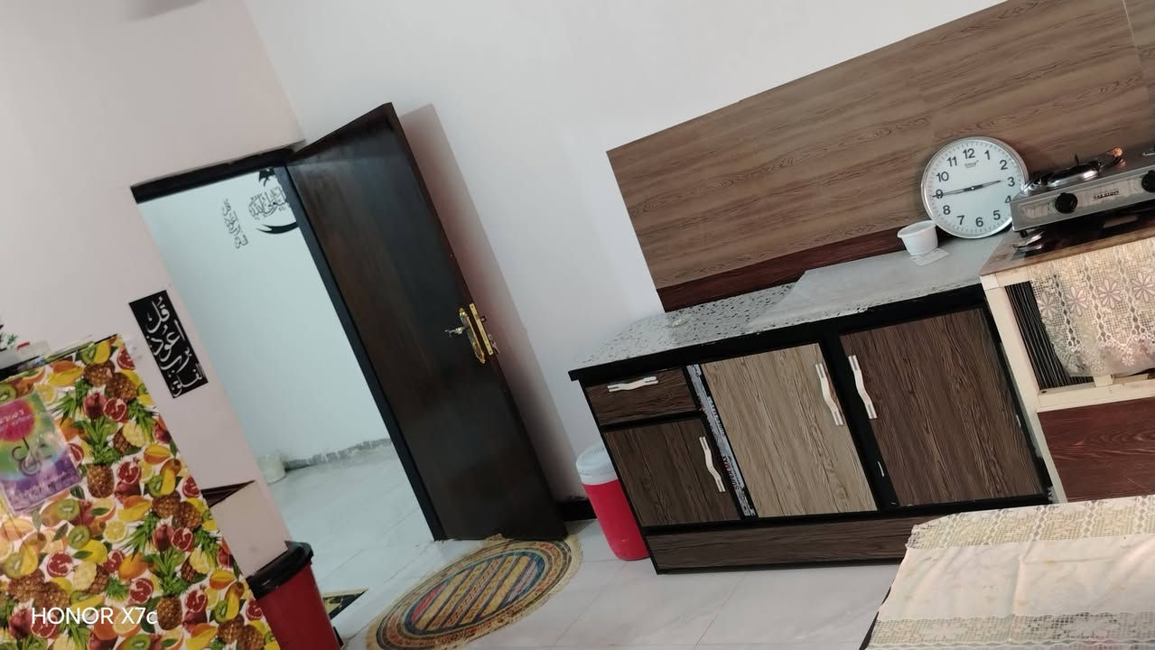سلام عليكم عقد زراعي قرار ١١٧ مساحة ١٥٠ متر واجها ١٠ ونزال ١٥ غرفتين وصاله ومطبخ وصحيات داخلية مشترك ومنور علا طول البيت ماي وكهرباء دفن ضفيره ٤ خطوط البيت مرتب ونضيف جاهز للسكن كله سيراميك بس الطارمه عوزها لبخ وسيراميك سكف سندويج ٣٠ وبي مجال مكانه تنومه نهر حسن شارع البراجعه 
***********
