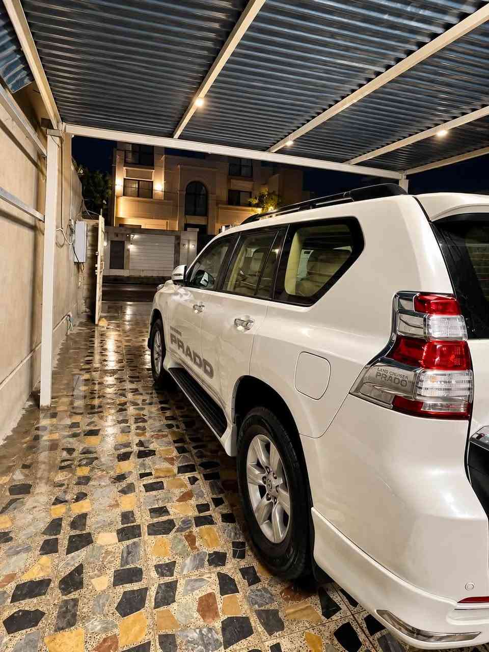 للبيع: تويوتا برادو 2014 – فئة TXL خليجي (فل مواصفات)
🔹 الموديل: 2014
🔹 الفئة: TXL خليجي (1/1)
🔹 اللون: أبيض مع تطعيمات كروم
🔹 المحرك: 6 سلندر – 4000 سي سي
🔹 ناقل الحركة: أوتوماتيك
🔹 الدفع: رباعي (دبل خفيف + ثقيل)
🔹 الوقود: بنزين
🔹 عدد المقاعد: 7 ركاب
🔹 الخزان: خزان واحد
🔹 العداد: 178,000 كم (قابل للزيادة)

📍 الموقع: بغداد – البلديات
🪪 اللوحة: بغداد – رقم إنكليزي دولي
✍️ التحويل: باسم المالك، تحويل ثاني يوم

✅ المواصفات والتجهيزات:
 • فتحة سقف
 • تكييف أمامي وخلفي شغال (3 قطع)
 • مراتب نظيفة جدًا
 • شاشة بلادي (بلوتوث – AUX – شاحن سريع)
 • كاميرا خلفية
 • حساسات خلفية
 • أرضيات (دوسات) جديدة
 • كراسي أمامية تحكم كهربائي
 • نظام ECO اقتصادي
 • ويل كاب ألمنيوم
 • قياس التاير 18 – تايرات جديدة
 • كير ومكينة مكفولة
 • صدر أمامي وخلفي جديد
 • مراي تغلق مع الأقفال
 • تحكم بالزجاج عن طريق البصمة
 • سونار السيارة مرفق
 • حالة السيارة ممتازة – مستخدم نظيف – لا تحتاج أي تصليحات

💵 السعر المطلوب:
290 دولار فقط
(يعني شديّت 90 ورقة)
قابل للتفاوض بالمعقول
***********

