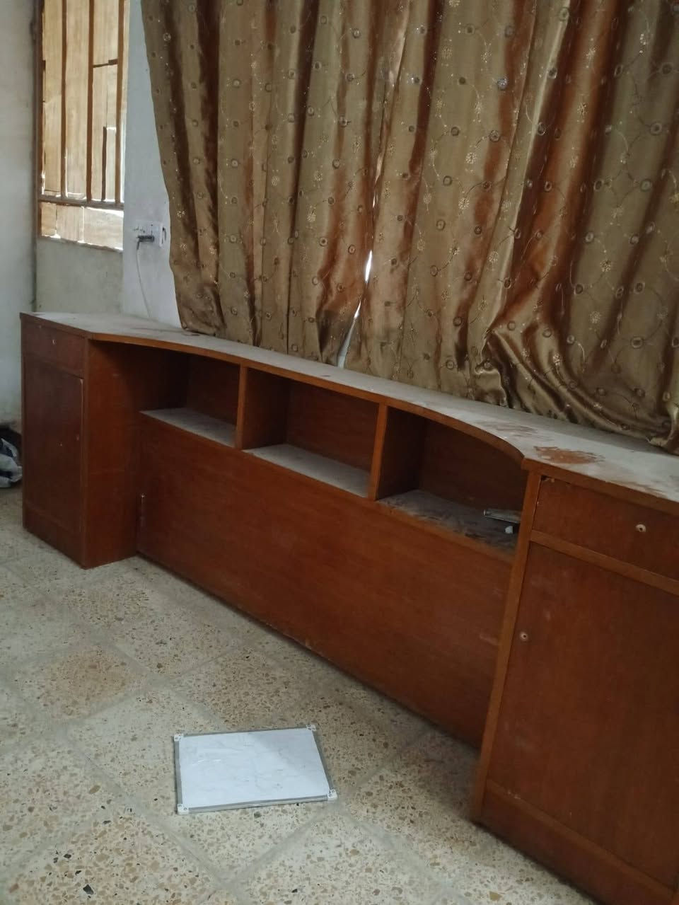غرفه اخشاب قديمه السعر ١٥٠ بيهه مجال بسيط الرقم *********** بي واتساب

