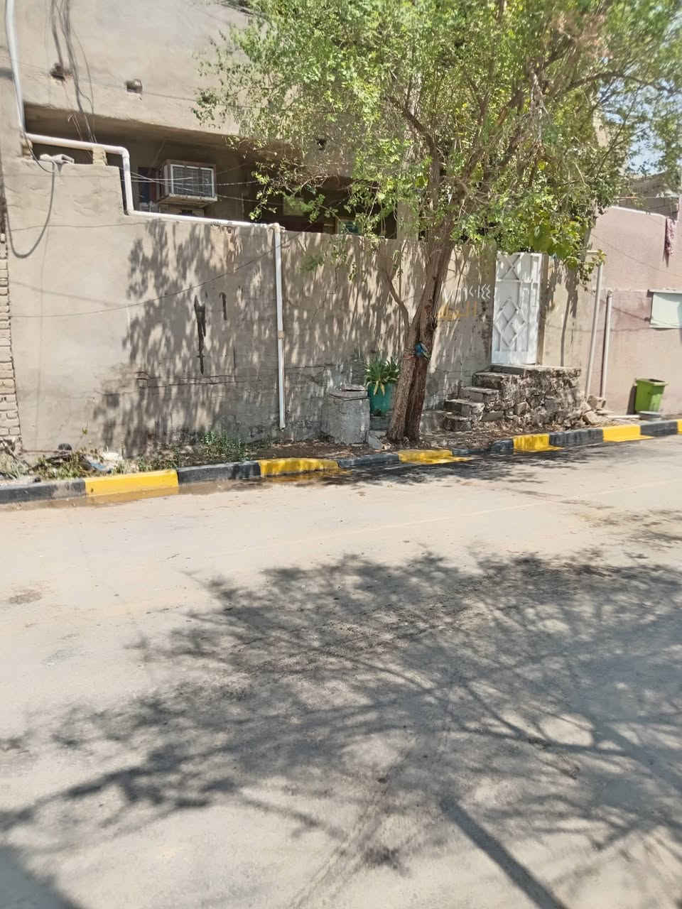 بيت البيع البيت 3 طوابق البناء طابوق عالي على الشارع خدمات تبليط مجاري كله جديد ٧ غرف نوم واستقبال ومطبخ مع صاله داخليه *********** اتصل ودلل
