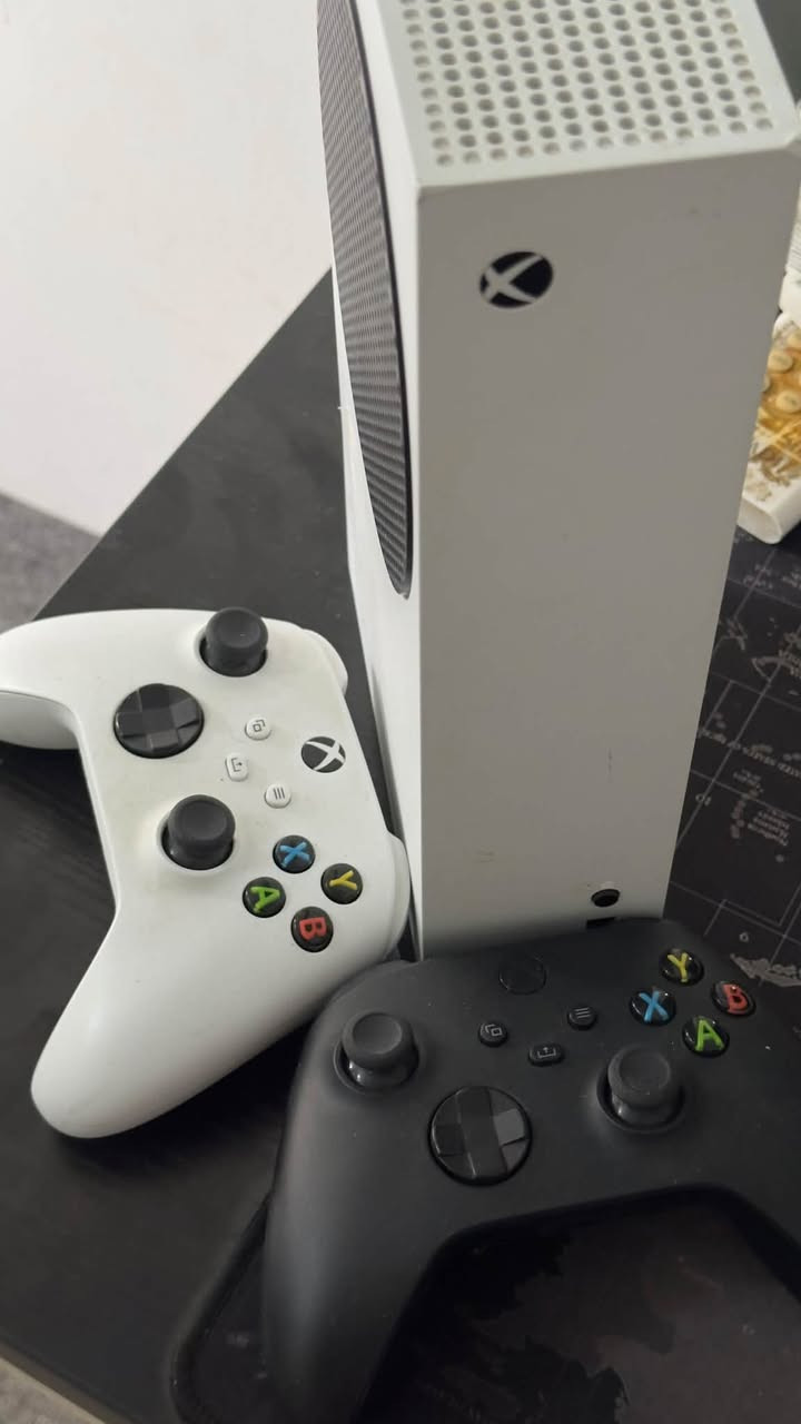 xbox series s
جهاز نضيف ويا 2 يدات و كل غراضه الاصلية و الكارتونة موجودة للتواصل واتساب ***********
