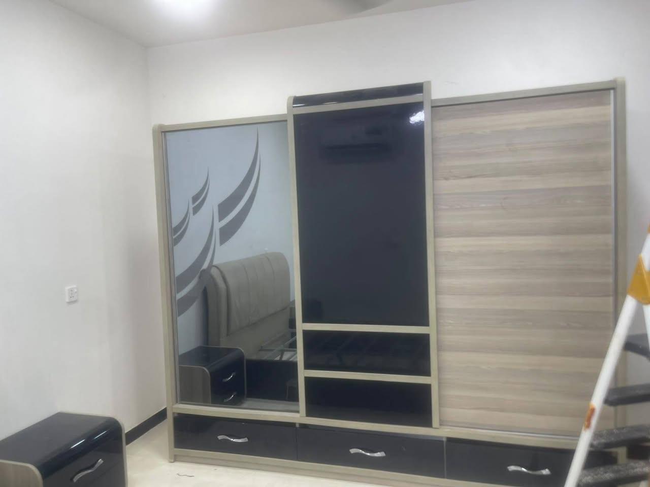 نجار متنقل فتح وتصليح كافة أنواع الغرف عراقي تركي ماليزي 
*********** واتساب متواجد 📞
