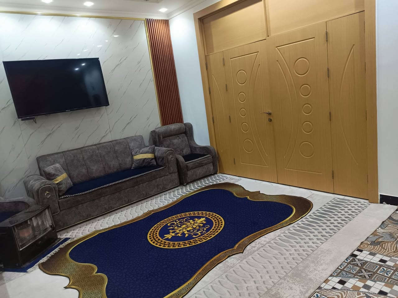 السلام عليكم بيت للبيع في مجمع الكرار السكني مرحله اولى مساحته200 قريب على المدرسه والمول نضيف يتكون من غرفه وصاله واستقبال وصحيات ومطبخ والطابق الثاني غرفه وبالكونه عرض الشارع 15 حديقه خارجيه وكراج السعر ١٣٥ مقدمه عدا المصرف 
مطلوب للمصرف ٤٣ كل شهر تسديد ٢٤١ اي استفسار الاتصال على الرقم ***********
