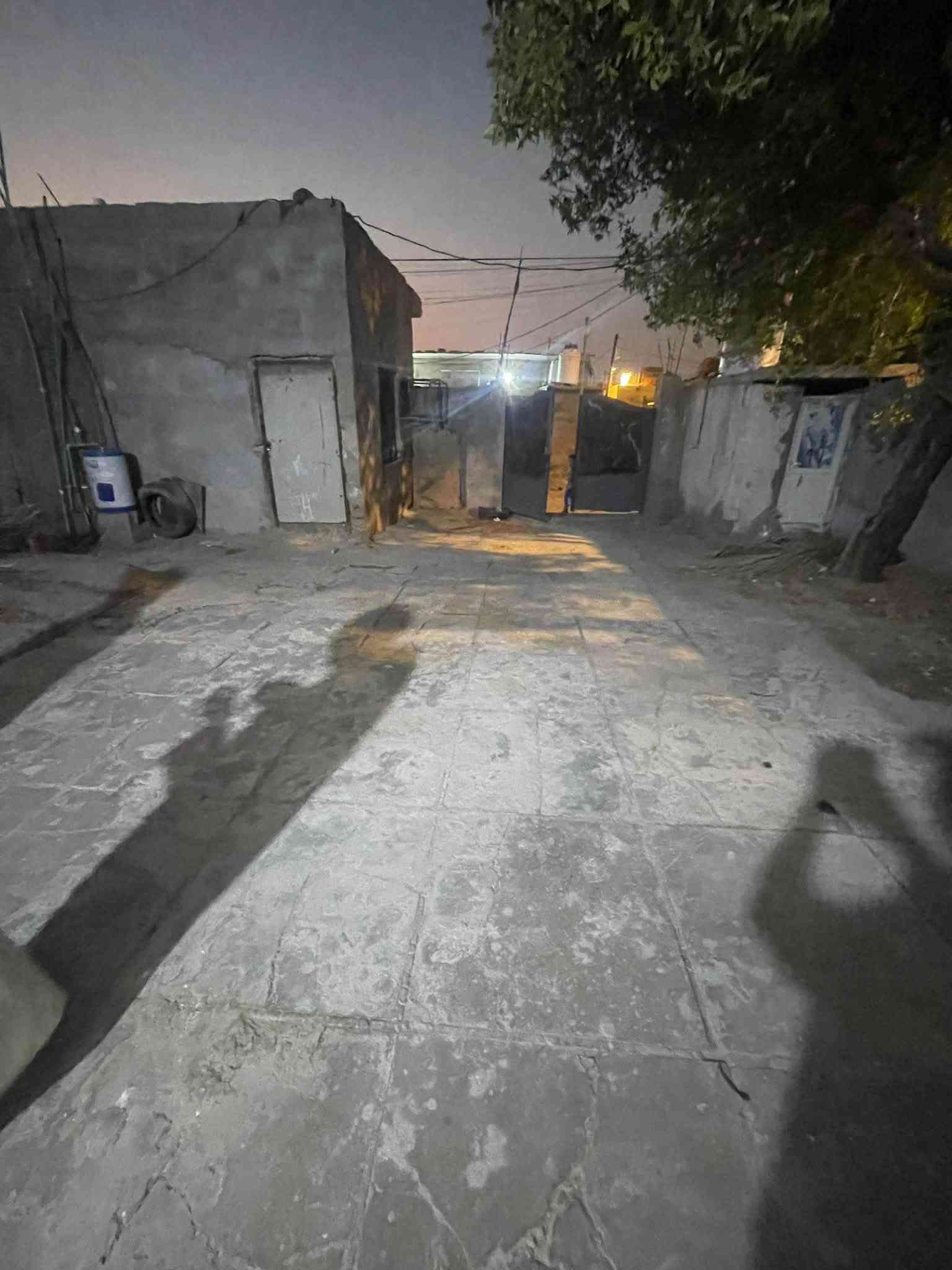 بيت للإيجار بالحيانيه حي المربع مساحه 250 متر غرفتين وصاله واستقبال ومطبخ وصحيات وكراج الايجار 350 الف قفل شامل الكهرباء والماء للاستفسار : ***********
