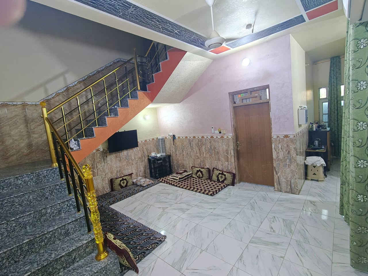 بيت للبيع
السلام عليكم.. 

مشتمل للبيع في الفلوجة حي الشهداء الضباط الرابعة خلف شارع 40،شارع ابو النسور. 

مساحة البيت 150متر

يحتوي على 

استقبال 

مطبخ بارد +حار

صالة

مَنور على صالة ومَنور على الغرفة، وحمام 

غرفة نوم واحد فقط في الطابق الارضي 

فيي الطابق العلوي يحتوي على

غرفتين في الامام  وصالة وحمام وسطح فوق الغرفة الطابق الارضي 

الشارع 8متر

الشغل البيت درجة اولى. 

السعر 150مليون وبي مجال

الهاتف ***********
