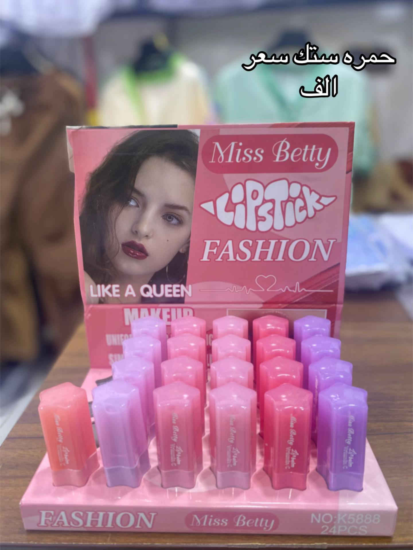 

نص مكتوب في الصور:
- Matte Lipstick Long Lasting Original بلجر اسينز الف
- كونتور سعر الف
- حمرة خد كوكبه سعر الف
- حمرة خد ارت سكن
- سعر الف
- مرطب شفه ارت سكن سعر الف
- حمره ستك سعر الف