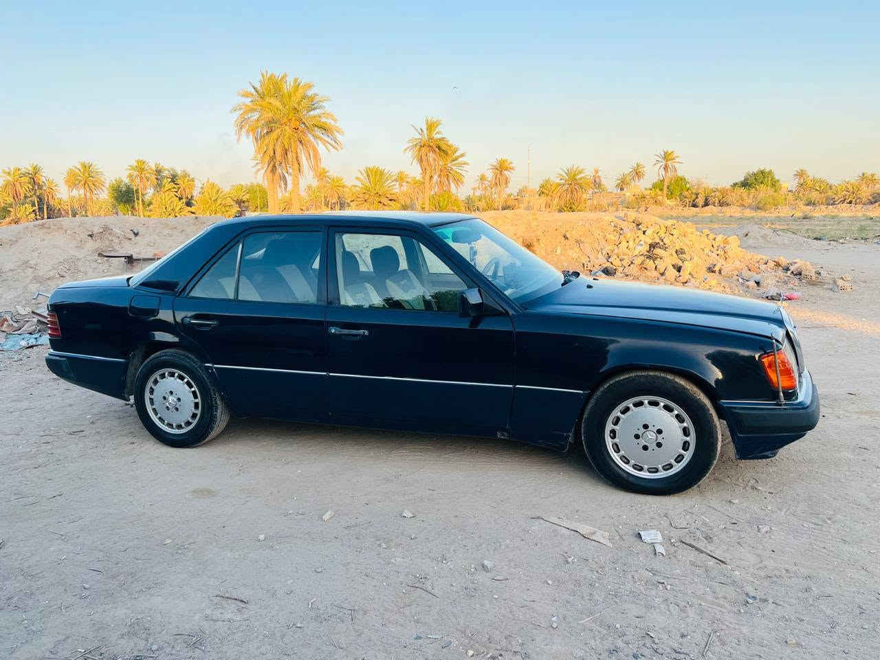 سلام عليكم مارسيدس دب موديل 88 مكينه 2.5 قواعد دبلات بلاديه تبري شغال كامرات امامي وخلفي سستم سماعات ترايك وين ميعجبك مكان السياره النجف ناحية الحيدرية السعر 57وبيه مجال تحويل مباشر بسمي ***********
