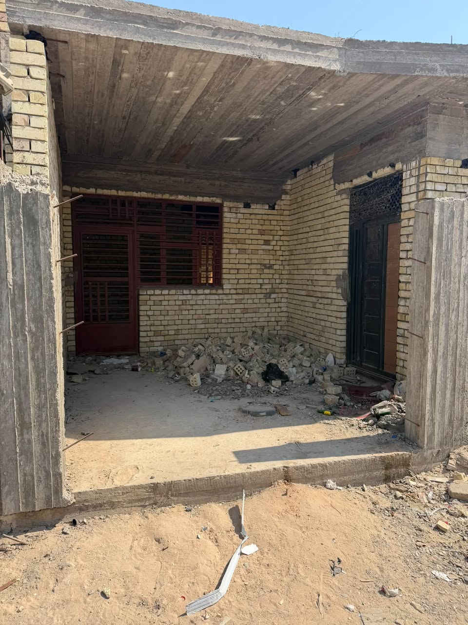 بيت مساحة 150 متر بناء جديد طابوك ورفت في جسر ديالى القديم شارع السواعد يحتوي على غرف نوم عدد2 وصالة واستقبال وحمامات داخلية وخارجية زراعي سند 25 سعر البيت 65مليون وبي مجال الاتصال هاتف ***********و***********يوجد وتساب
