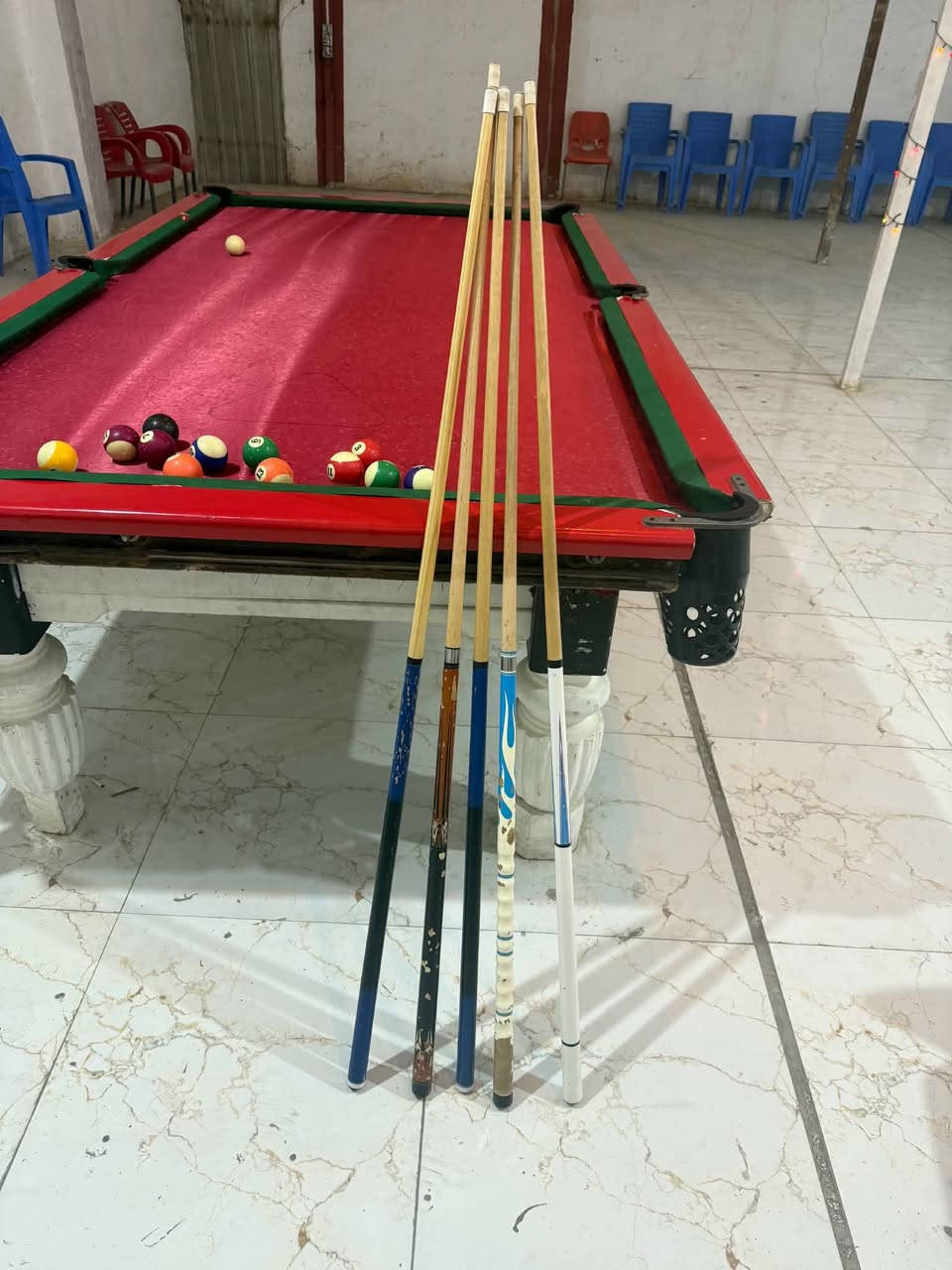 ميز للبيع سعر 700 العنوان بابل محاويل 
للتصال ***********
