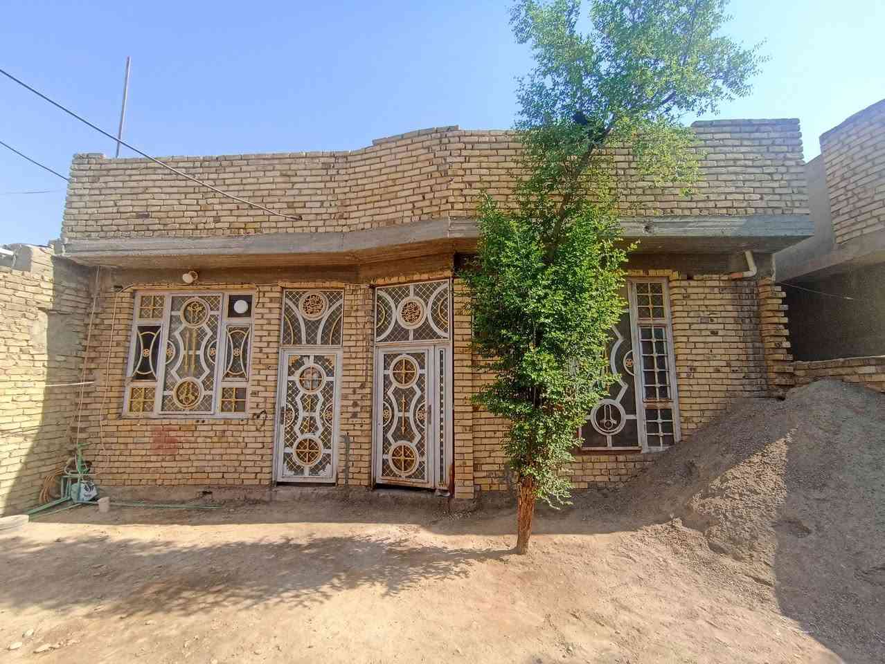 دار سكن 200 م 10 واجهة و 20 نزال
الخاجية منطقة ال3000 قريب شارع 40 سابع بيت 
بناء طابق واحد 2 غرفة نوم كاملات 
هول نقص بياض
الاستقبال نقص أرضية + جدار 
الحوش أيضا ما كامل عوزة أرضية 
للاستفسار ***********
