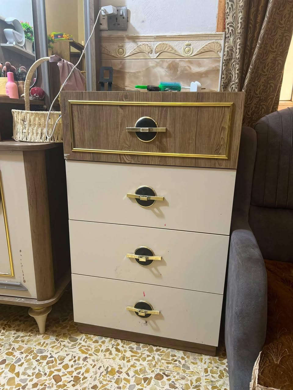 سلام عليكم غرفة نوم للبيع استعمالها سنه ونص نضافة 95/100 جاهزه من كلشي تحتوي ع مخزن جربايه السعر 3ملايين و150 الف وبيها مجال بسيط الرقم*********** بي واتساب
