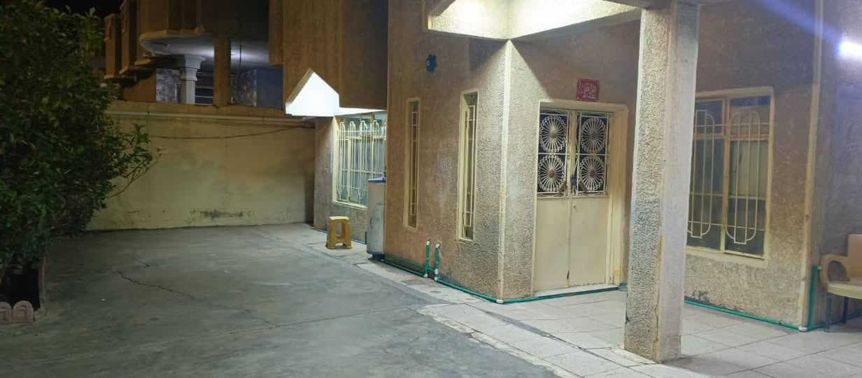 دار للبيع فلوجه حي الشهداء الثانيه 
قرب جامع التقوى مساحه الدار 300متر ركن عل شارعين 12*12..
البيت بناء90نظيف جاهز للسكن 
مرمم حديث ارظيه كاشي 
4غرف نوم صاله 
استقبال هول 
مطبخ صحياته نظيفه 
الصطح اشتايكر الطابقين
السعر 220بيه مجال بسمي تحويل مظمون.. الاتصال ***********
