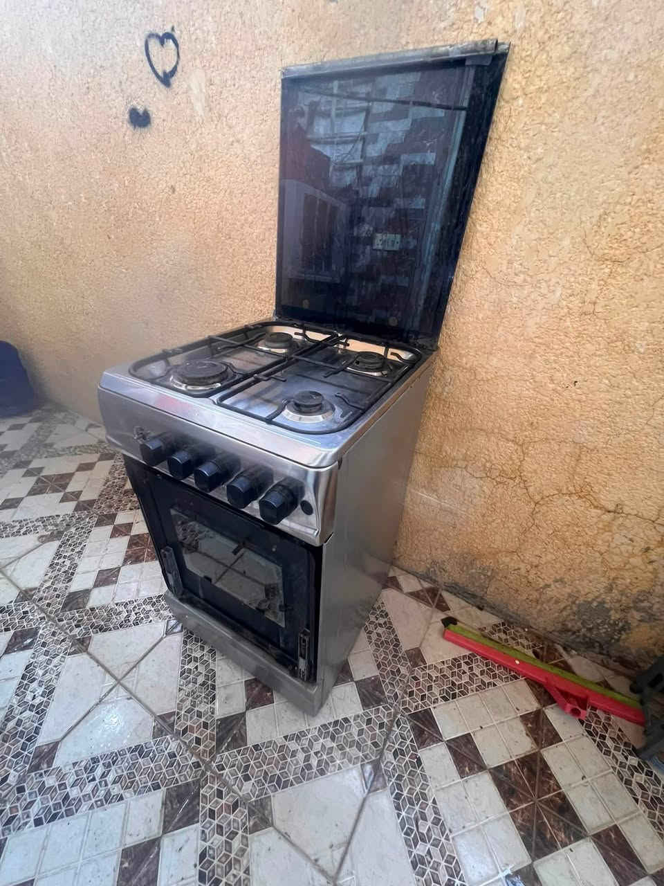 طباخ البيع ناره زركه 
عنوان كوت حي الحوراء 
جامه مال باب موجوده 
***********
