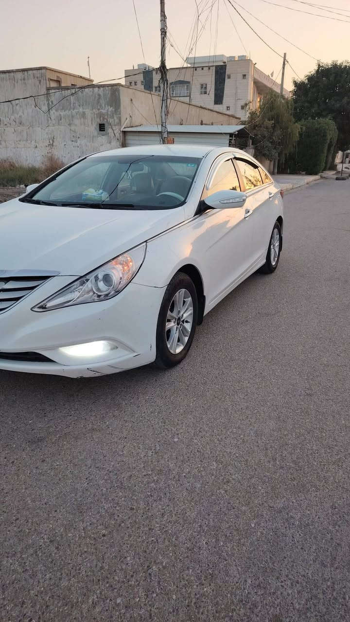 سلام عليكم سوناتا مضلع خليجي مكفوله مكينه دوش 2400 
رقم بغداد دولي  كله جديد سياره مري شفط اشاره بلمري نضام يكوي  كير محرك مكفول  السعر 115  او مراوس بوباما  او جارجر حسب القناعه. العنوان ديالى التصال ب ***********
