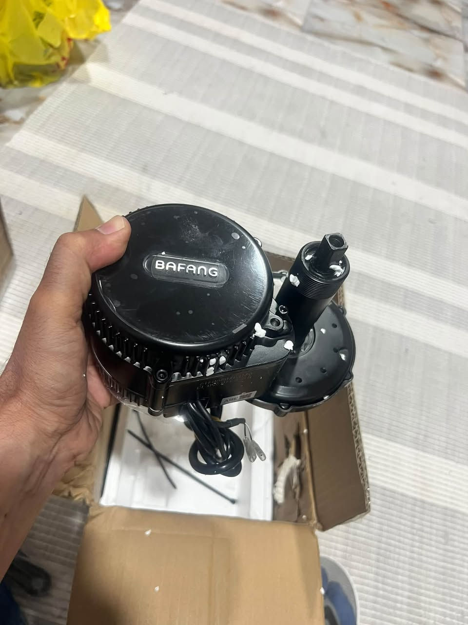 :✨ طقم محرك بافانج وسطي (BAFANG Mid-Drive) بقوة 250 واط - جديد زيرو ✨السلام عليكم شباب، متوفر عندي أرقى نظام تعديل للدراجات الكهربائية عالمياً، محرك وسطي (Mid-Drive) من شركة BAFANG الأصلية. الطقم جديد تماماً (زيرو) ولم يركب على دراجة من قبل.📋  يركب مكان الدواسات (السنتر)، يعطيك أفضل توزيع وزن وثبات للدراجة  القوة: 250 واط (اقتصادي جداً في استهلاك البطارية، ومطابق للمواصفات القانونية) .الملحقات المرفقة: العقل (مدمج)، الضفيرة الكاملة، هندل السرعة (الخانق)، وحساس السرعة، والشاشة الذكية مع كامل ملحقات التركيب والبراغي 🌟 مميزات المحرك الوسطي 250 واط:جديد زيرو: تأخذه وأنت مطمئن كفالة ونظافة 100%.توفير هائل بالطاقة: يمشيك مسافات طويلة جداً بالبطارية لأنه يركز على مساعدة الدواسات وعزم التروس.تشغيل ناعم وصامت تماماً بدون أي صوت أو اهتزاز.📍 المكان: السليمانية : للتواصل والاستفسار يرجى إرسال رسالة على الخاص أو الاتصال على الرقم: (***********)
