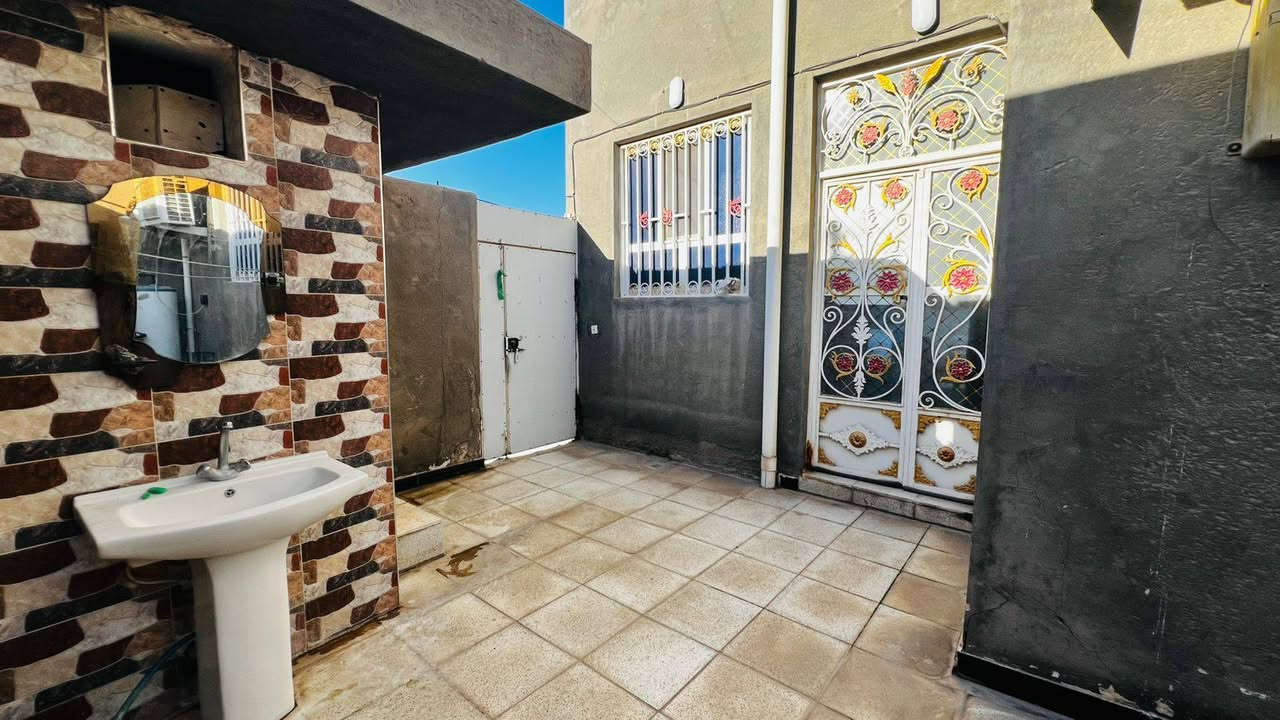 دار للبيع حي الحكم قرب ملعب الخماسي مساحه 110ركن يحتوي على 3غرف نوم وصاله ومطبخ وبراني وحمامات مطلوب 6للمصرف السعر الاتصال على 
***********
***********
