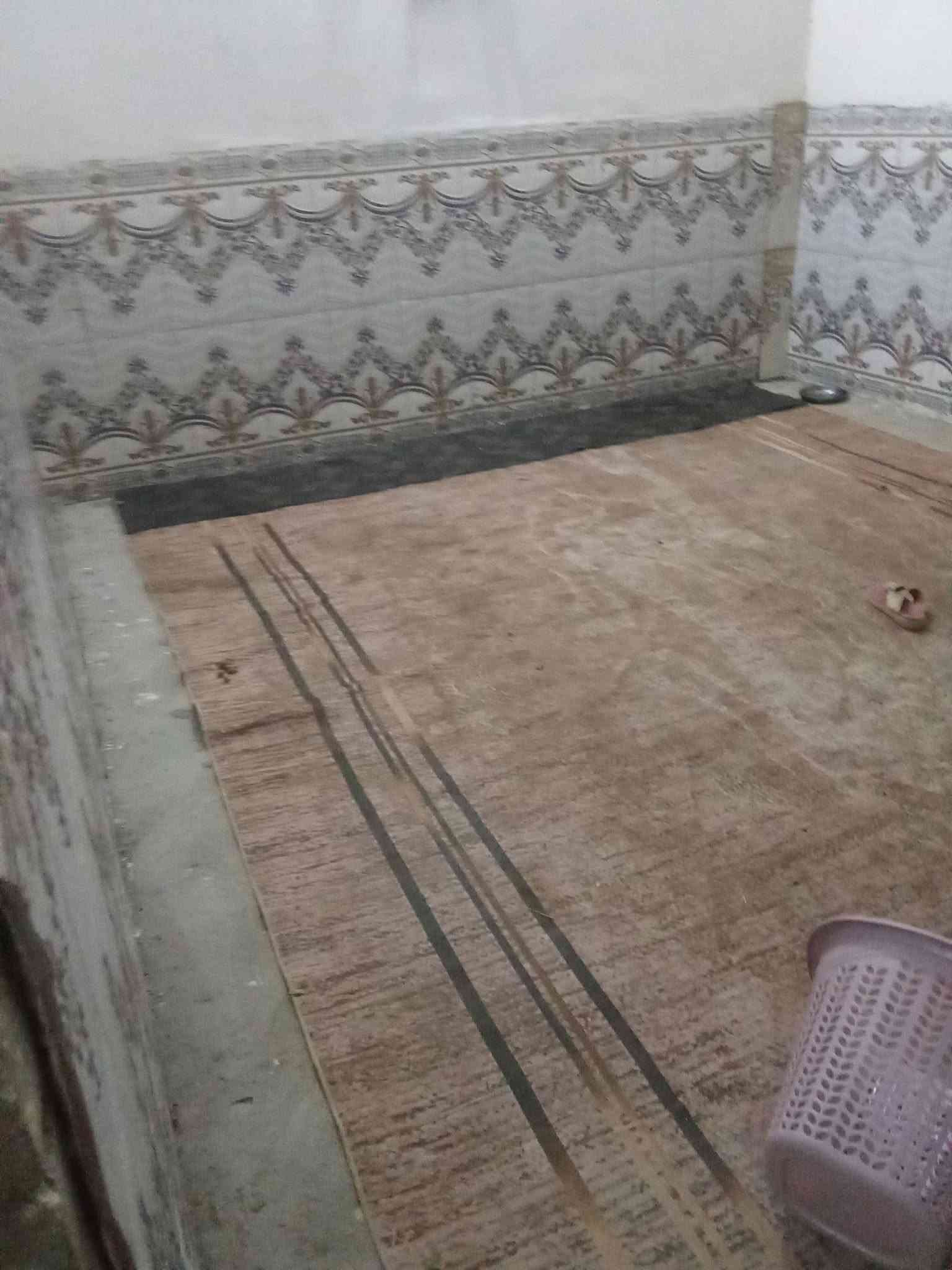 السلام عليكم بيت للبيع عقد زراعي مساحته 145متر بيت وعرصه بصفه مسوينها حديقه غرفتين وصاله و مطبخ وستقبال وتخاريج داخليه وخارجيه تجعيب طابوك بنيانه بلوك عكاده الوجهيه 14ونزاله 12مكانه شارع مطار القديم قرب جامع أم البنين يبعد عن مطار 70متر وعن شارع 500متر سعره 22وبي مجال ***********
