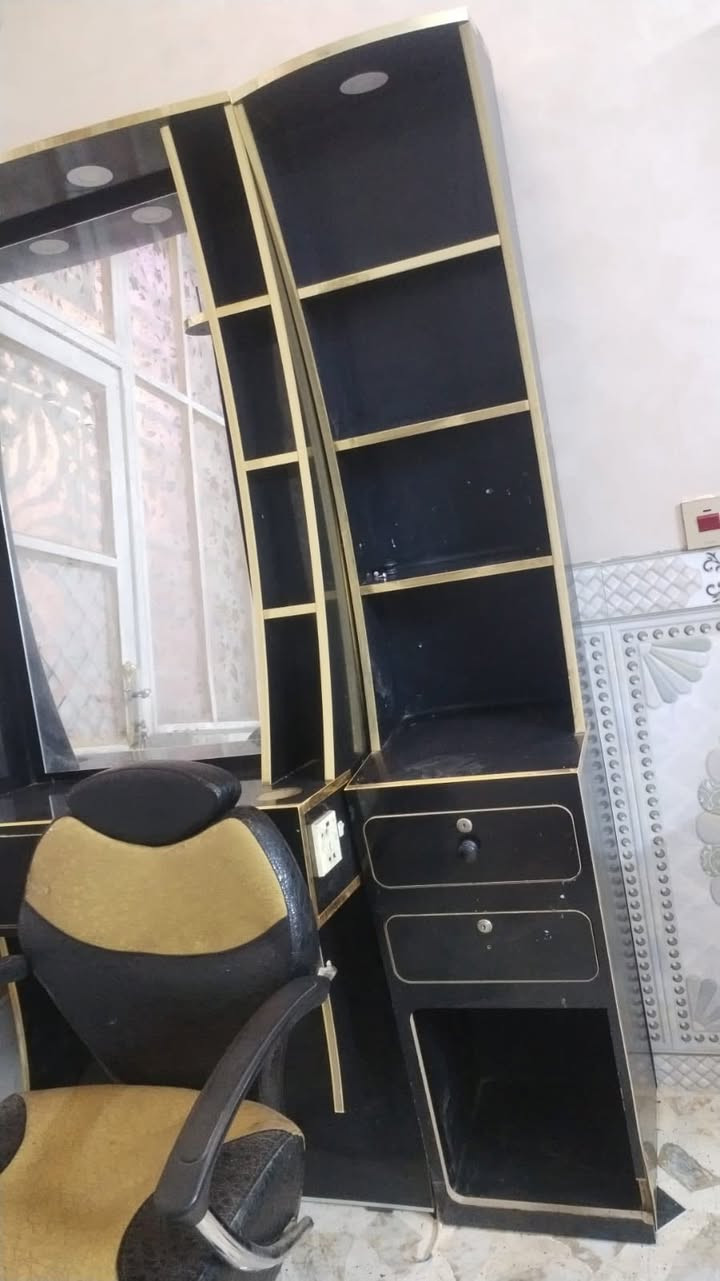 ميز حلاقه العدد٢  معه كراسي ٢ليفيدنه يتواصل سعر ٤٠٠الف وبيه مجال ‭***********‬ مكان التاجي
