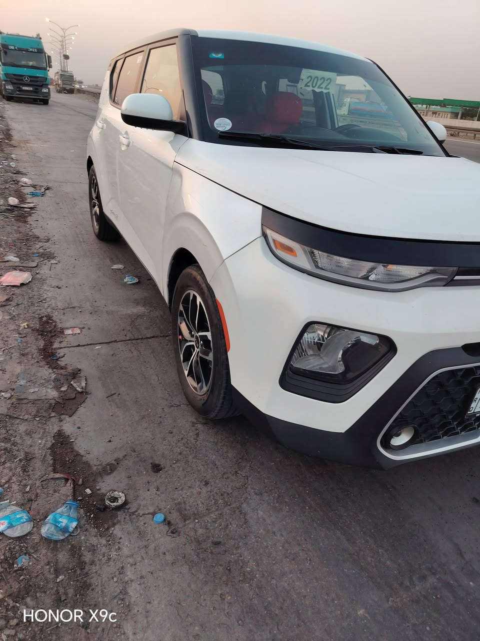 السلام عليكم 
كيا صول مديل 22 سياره جديده وجاهزه مكينه 2000 دوش سونار مرفق معه الصور السعر 128 بيه مجال مكان ناصريه ***********

نص مكتوب في الصور:
- HONOR X9c