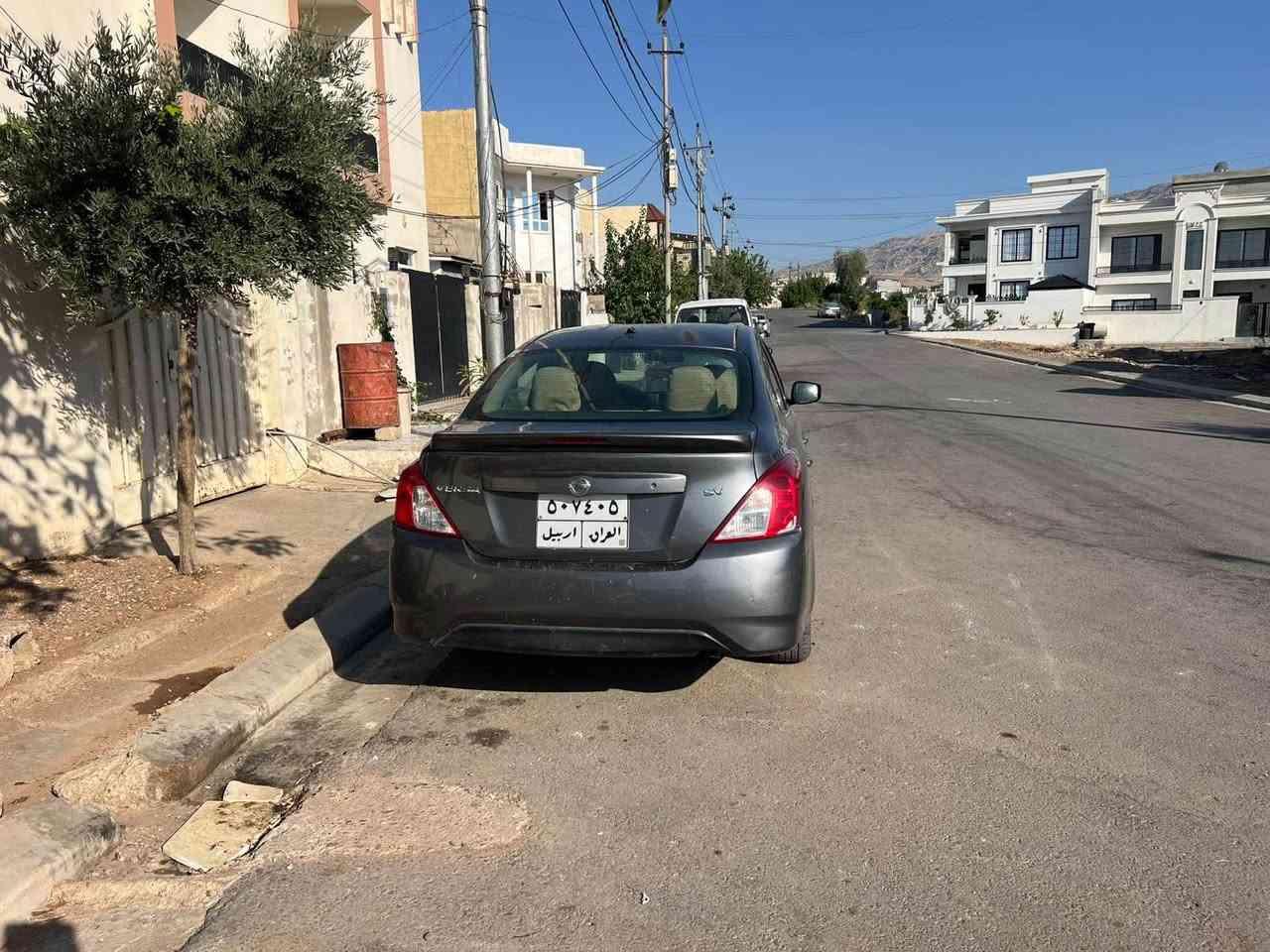 Nissan versa 2017 
٤ بارجةى سبوغة 
بيش و پشت بئ ليدران
رقم و سنوي بةسةرجوة
٤ تاية نوى لةسةرة
١٣٤,٠٠٠ كم رويشتية
غرامة ٥٠٠$ لةسةرة
سعرى داوى ٨٠ ورقةى معاملةشى تيداية
رةقم تلفون *********** اكر, نينوى
