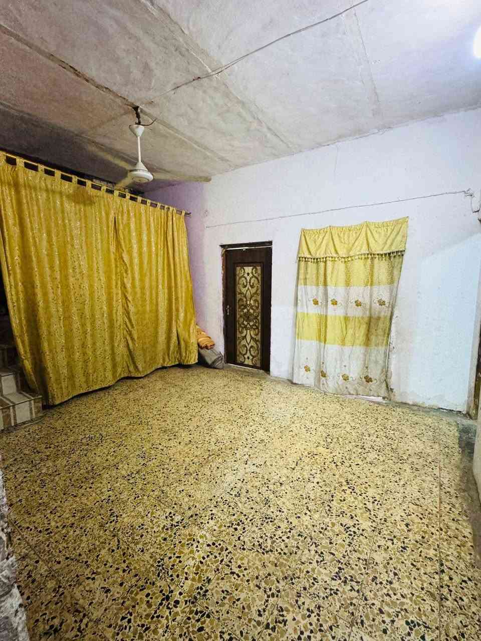 بيت 200 متر حي الرافدين ثاني بيت عن الركن قرب المدارس قرب ملعب اريدو
يحتوي الطابق الأول على استقبال وهول وصالة وغرفتين ومطبخ الطابق الثاني يحتوي على غرفه وصاله ومطبخ
 وشقة معزوله غرفه وصالة ومطبخ وصحيات
السعر 270 بيه مجال
للإستفسار ***********

