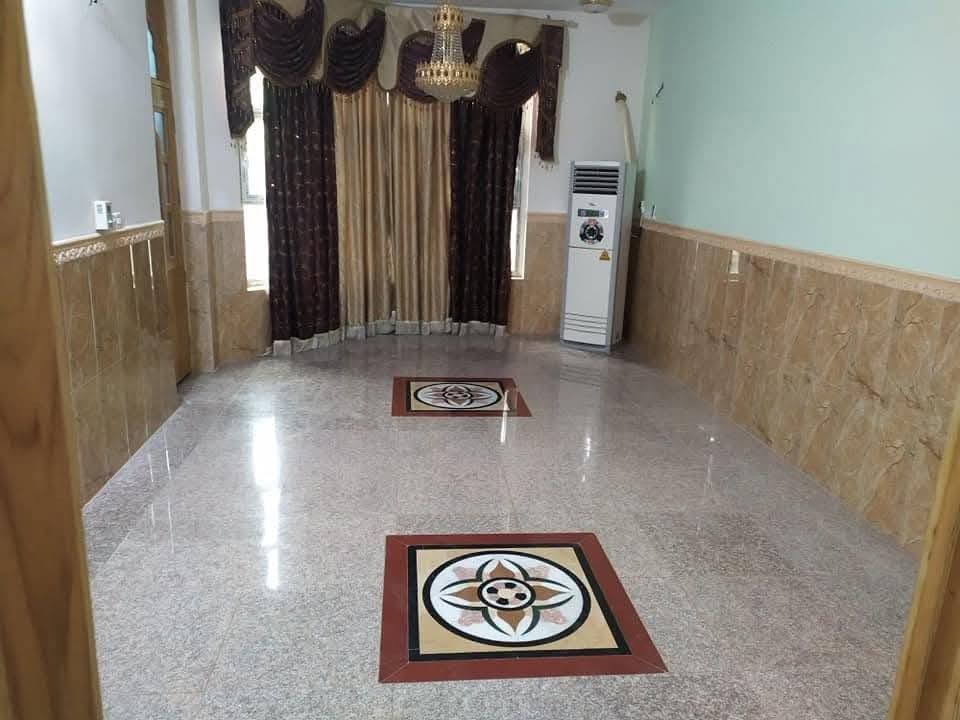 للبيع دار طابو صرف حي السلام الاولئ شارع ام البنين علئ ساحه البيت فارغ يحتوي على ٣غرف نوم كلدور عدد ٢ صاله مطبخ المساحه 200م اتصال ***********

